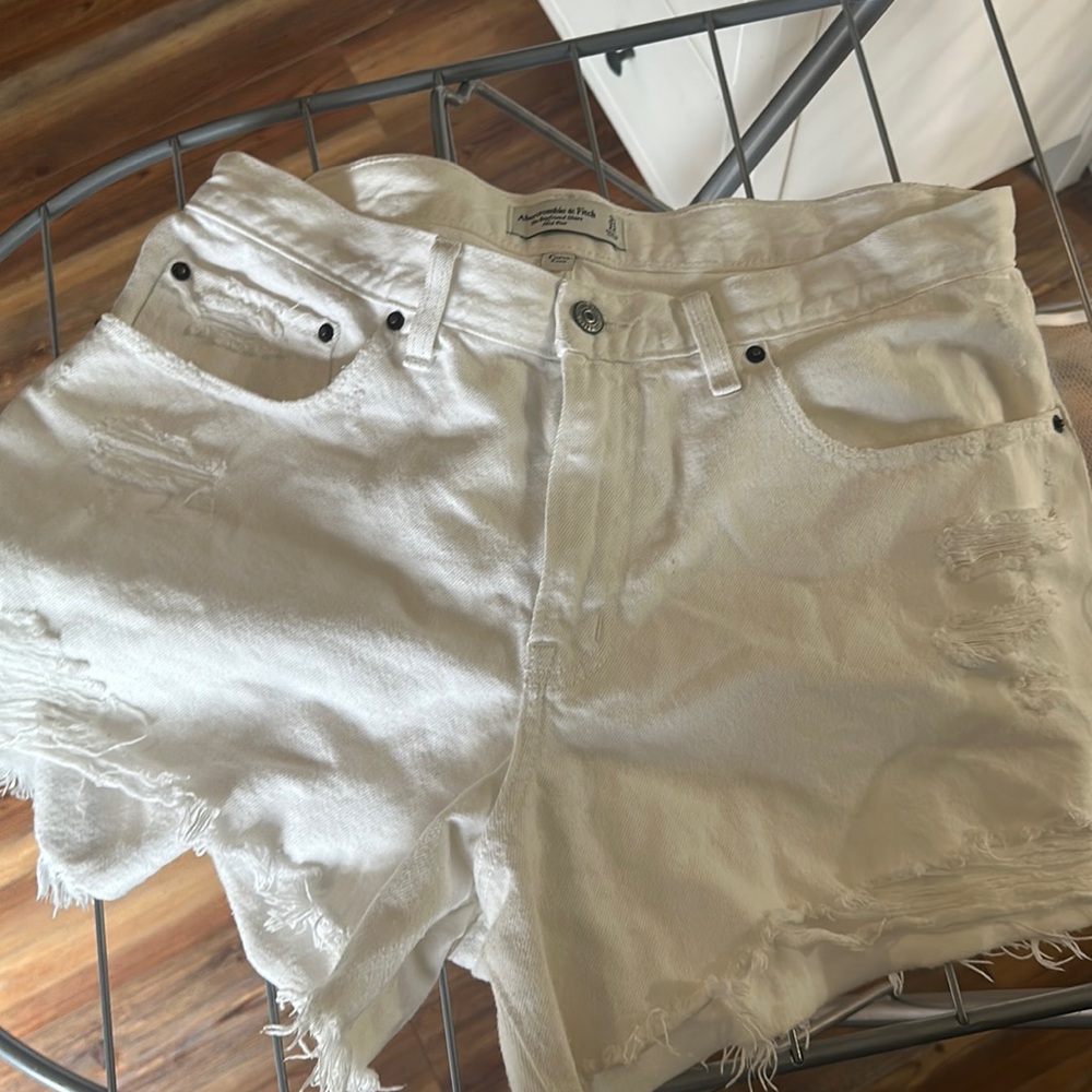 Abercrombie & Fitch Curve Love The Boyfriend Short mid rise size 31 distressed